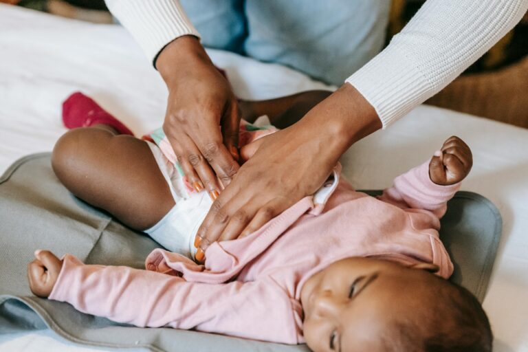 Les Produits de Soins pour Bébé : Les Essentiels à Avoir à la Maison